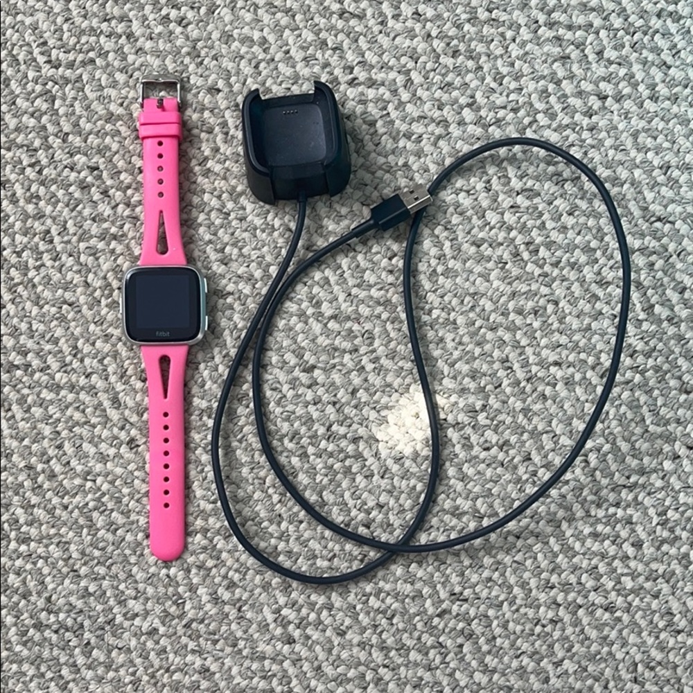 FitBit Versa - Picture 2 of 7
